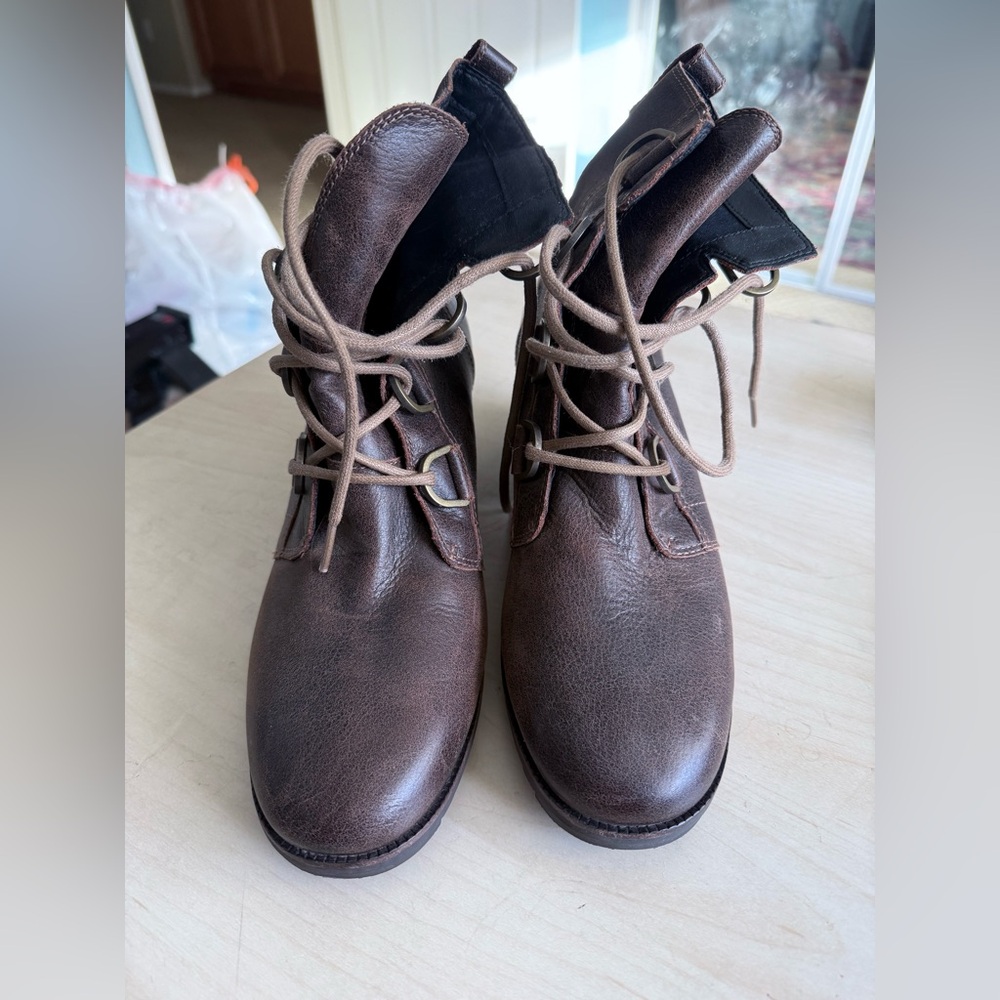 Sorel lace up brown leather boots size 11